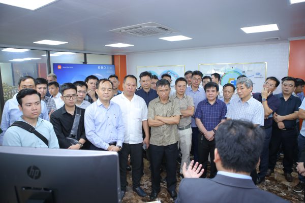 Các đại biểu tham quan không gian Trung tâm trải nghiệm công nghiệp số Contact Software